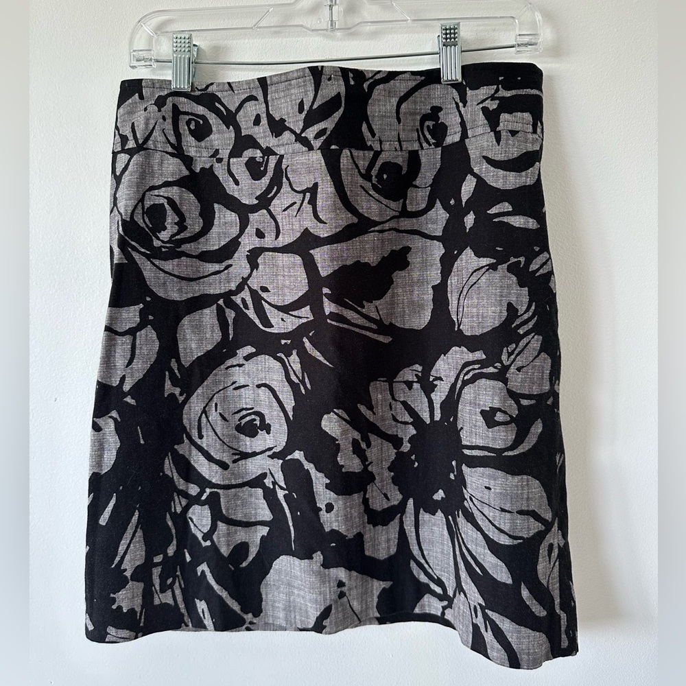 Ann Taylor Women’s Floral Patterned Black and Gray Mini Skirt Size 8